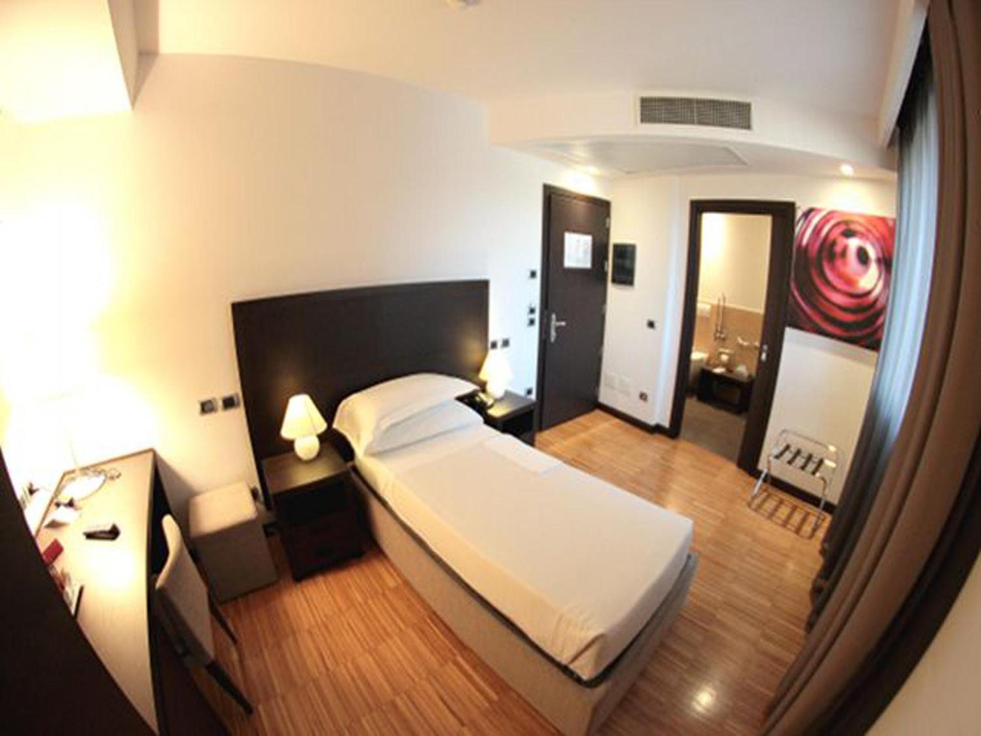 Postumia Hotel Design Oderzo Rum bild